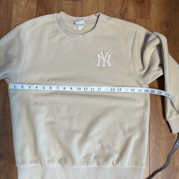 MLB Cream Sweatshirt with Ribbed Cuffs and Crew Neck - Picture 11 of 12